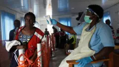 Impunzi nshya ziri kugera muri Uganda zirimo kubanza gupimwa indwara ya Ebola kubera ko yagaragaye no mu bice bimwe na bimwe bya Ituri