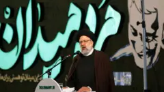 رئيس السلطة القضائية الإيرنية، إبراهيم رئيسي، يلقي كلمة خلال حفل إحياء ذكرى اغتيال قائد فيلق القدس التابع للحرس الثوري الإيراني قاسم سليماني في جامعة طهران في 1 يناير 2021 في طهران، ايران.