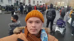 พระปัญญา สีสัน ในค่ายผู้ลี้ภัยที่กักตัวโควิด