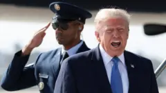 Президент США Дональд Трамп что-то громко говорит, у него за спиной военный отдает честь