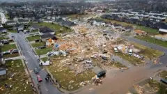 Imagem aérea com casas destruídas os EUA