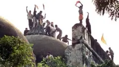 বাবরি মসজিদ ভাঙ্গার সেই মুহূর্ত