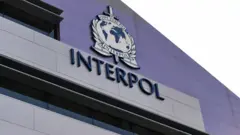 Logo Interpola na jednoj od upravnih zgrada ove međunarodne policijske organizacije