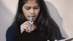 કામ કરતી યુવતી