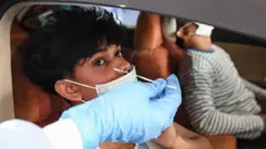 टेस्टिंग कोरोना वायरस का पता लगाने में कारगर है, लेकिन कौन सा तरीका ज़्यादा असरदार है?
