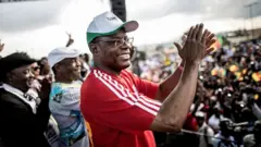 Le principal opposant camerounais s’est adressé à ses partisans après sa libération.