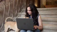 التحرش الإلكتروني:"هو يعرف أسرار بيتنا"