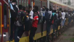 දුම්රිය ධාවනයත් අඩාල වෙයි