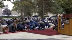أطلقت صواريخ قرب القصر الرئاسي بكابول أثناء صلاة عيد الأضحى. والرئيس أشرف غني والمسؤولون يواصلون الصلاة خلال البث التلفزيوني الحي.