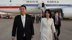 현지시간으로 27일 NATO 정상회의 참석차 스페인 마드리드 국제공항에 도착해 공군 1호기에서 내리고 있는 윤석열 대통령과 김건희 여사