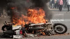 भीमा कोरेगावात जळालेल्या गाड्या