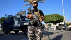 جندي تابع لقوات الحكومة الوطنية أثناء محاولة الحفاظ على الأمن في العاصمة الليبية طرابلس