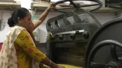 குஜராத் மாநிலத்தில் பெண்கள் மட்டும் நடத்தும் அச்சகம்: கோடிக்கணக்கில் வருமானம்