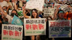 支持者在台灣立法院門外舉標語聲援柯文哲