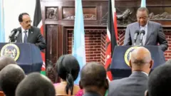 Ba Perezida Mohamed Abdullahi Mohamed 'Farmaajo' wa Somalia (ibumoso) na Uhuru Kenyatta wa Kenya bigeze guhura baganira ku gucyemura ubushyamirane hagati y'ibihugu byombi