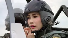 A los mandos de una nave militar, la instantánea de Sineenat Wongvajirapakdi, nombrada como concubina el pasado julio.