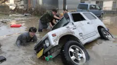 Ndị na-atụgharị ụgbọala n'ime mmiri ozuzo