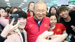 Ông Park Hang-seo chụp hình với fan hâm mộ ở sân bay Busan, Hàn Quốc ngày 14/12