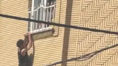 محمد صادقی از پنجره گفته می‌شود طبقه سوم آویزان شده و یورش ماموران به خانه‌اش را غیرقانونی خوانده