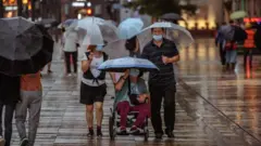 مواطنون في شنغهاي