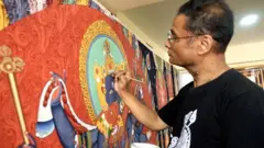 चक्रसंवर बनाउँदै कलाकार लोक चित्रकार।