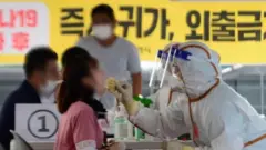 정부는 전날 현행 거리두기를 내달 3일까지 한 달 더 연장했다.