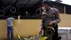 Polisi menutup akses ke rumah terduga teroris yang digrebek di Makassar.