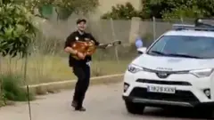 غناء ومكبرات صوت...الشرطة في مواجهة كورونا