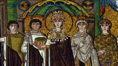 Symbole de force, de souveraineté et d'argent, la pourpre tyrienne a été arborée pendant des millénaires par les plus privilégiés de la société.