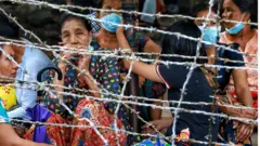 အောက်တိုဘာလ ၁၈ ရက်နေ့က လွတ်ငြိမ်းသက်သာခွင့်နဲ့ လွတ်လာသူတွေကို အင်းစိန်ထောင်ရှေ့မှာ စောင့်နေသူတစ်ဦး