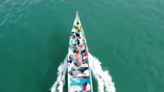 El raro tesoro que pescadores descubrieron en el vientre de un cachalote los sacó de la pobreza y ayudó a otros en su aldea.