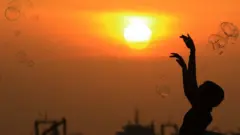 இலங்கை ஈஸ்டர் தாக்குதல்: பாதிக்கப்பட்ட சிறார்களின் தகவல்களை திரட்டுவதில் சட்ட சிக்கல் ஏன்?