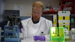 Un homme dans un labo