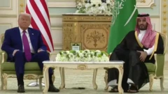 Perezida Trump aziga ko amasezerano azokura muri uru rugendo muri Arabia Saudite azotuma muri Amerika haboneka ubuzi