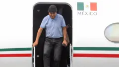 Evo Morales ao desembarcar no México