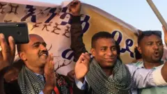 Koloneel Biniyaam Tawaldee (gama bitaan kan jiru) dhiheenya kana mana hidhaatii yeroo bahetti