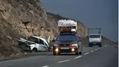 ermənilər laçını tərk edirlər. avtomobillə, laçın dəhlizi