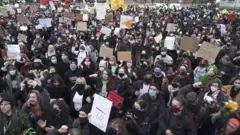 Акция протеста у здания парламента в Лондоне.
