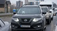 किएभ फर्कँदै मानिसहरू