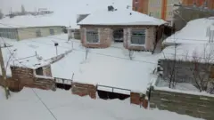 از دو روز گذشته بارش برف در بسیاری از نقاط ایران باعث مسدود شدن راه‌ها،‌ قطعی آب، برق و اینترنت شده است به ویژه در استان گیلان.