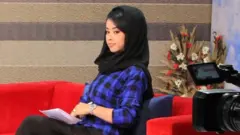 مذيعة في التلفزيون الأفغاني