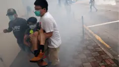 กลุ่มผู้ชุมนุมต่างพากันหลบหนีจากแก๊ซน้ำตาระหว่างการประท้วงแผนการใช้ กม. ความมั่นคง