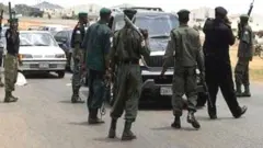 Awọn ọlọpa to n se ayẹwo ọkọ