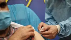طبق اعلام وزارت بهداشت ایران ۳۰ هزار پاکبان شهرداری در اولویت دریافت واکسن بوده‌اند