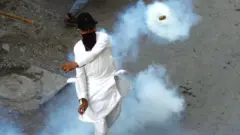 पुलिस ने इमरान ख़ान के समर्थकों पर आंसू गैस का इस्तेमाल किया है