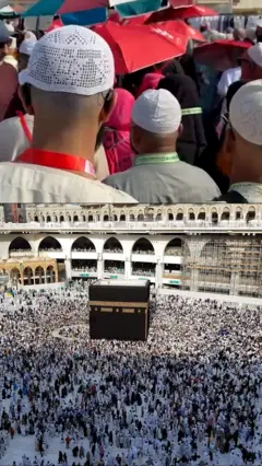 දහස් ගණනක පිරිසක් මක්කමට රැස්වී සිටින ආකාරය පෙනේ.