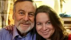 Le Dr Rachel avec son père Mark Randall