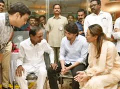 మహేశ్ బాబును పరామర్శిస్తున్న తెలంగాణ సీఎం కేసీఆర్