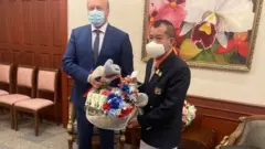 นายเยฟกินี โทมิคิน (ซ้าย) เอกอัครราชทูตรัสเซียประจำประเทศไทยต้อนรับทีมงานจากสถานีโทรทัศน์กองทัพบกช่อง 5 นำโดย พล.อ. รังษี กิติญาณทรัพย์​ กรรมการผู้อำนวยการใหญ่ เมื่อวันที่ 21 มี.ค. 2565