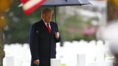 ABD Başkanı Donald Trump ABD askerlerinin bulunduğu mezarlıkta.
